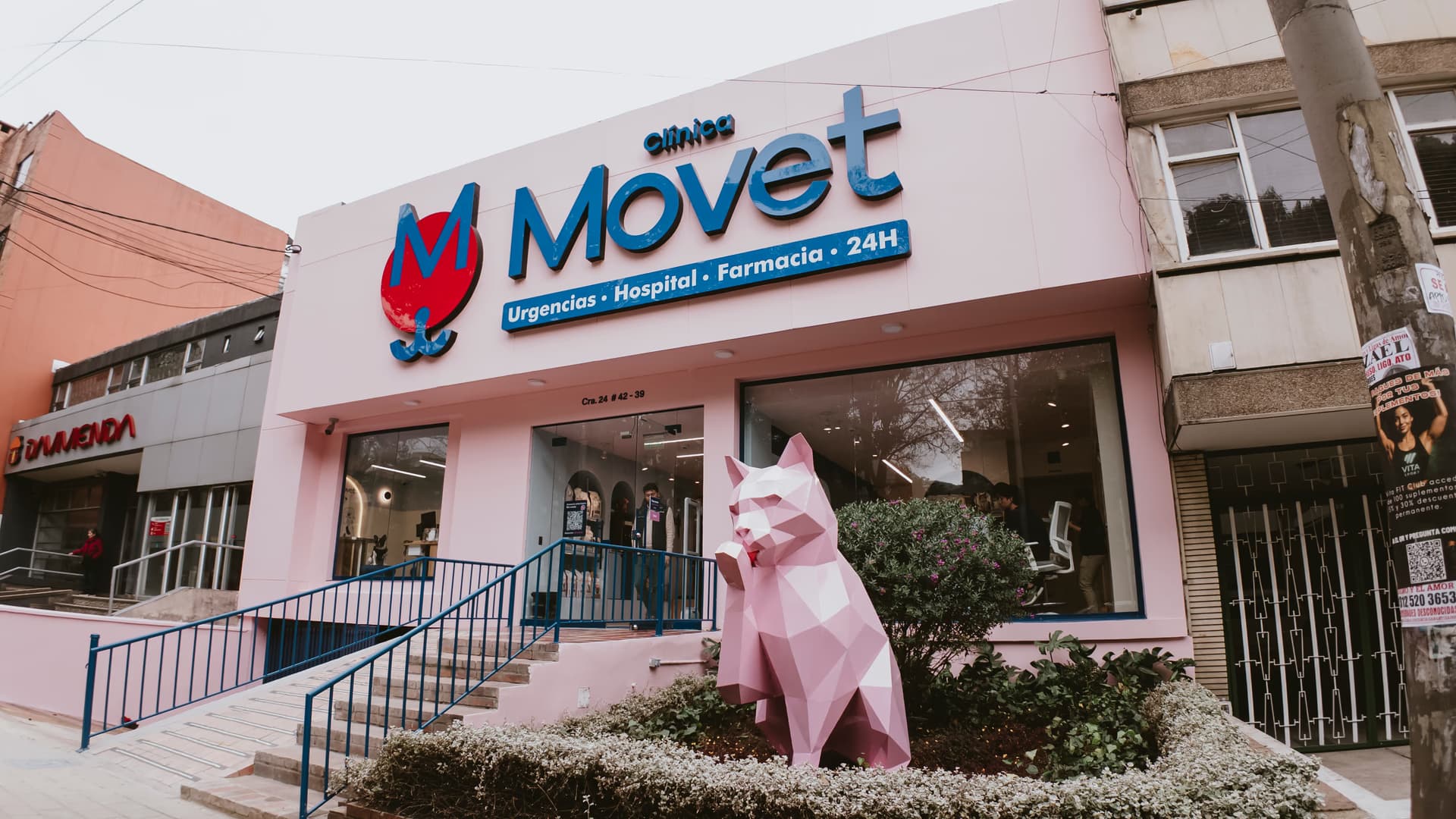 Fachada y entrada de Clínica Veterinaria Movet Parkway, sede Movet en Parkway, Bogotá