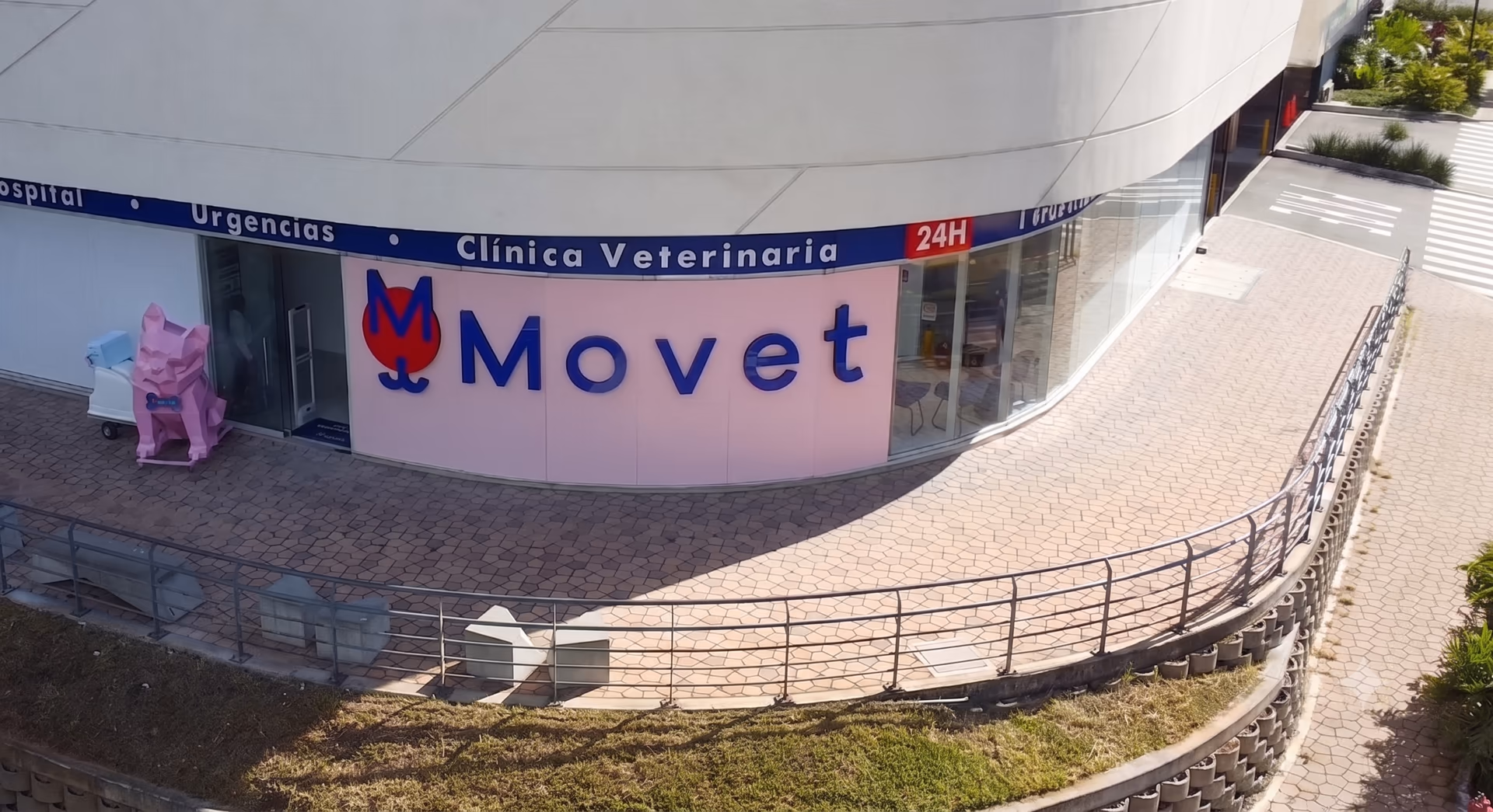 Fachada de Movet Fabricato, la clínica veterinaria de Movet en el Centro Comercial Fabricato, Antioquia, con aviso de urgencias 24 horas