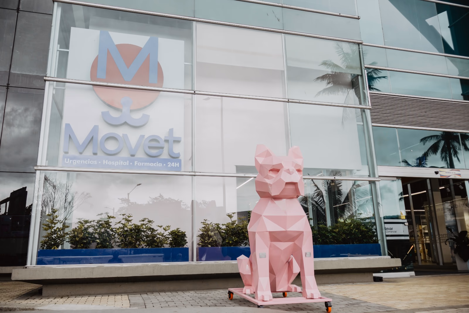 Fachada y entrada de Clínica Veterinaria Movet Bulevar Niza, sede Movet en Niza, Bogotá