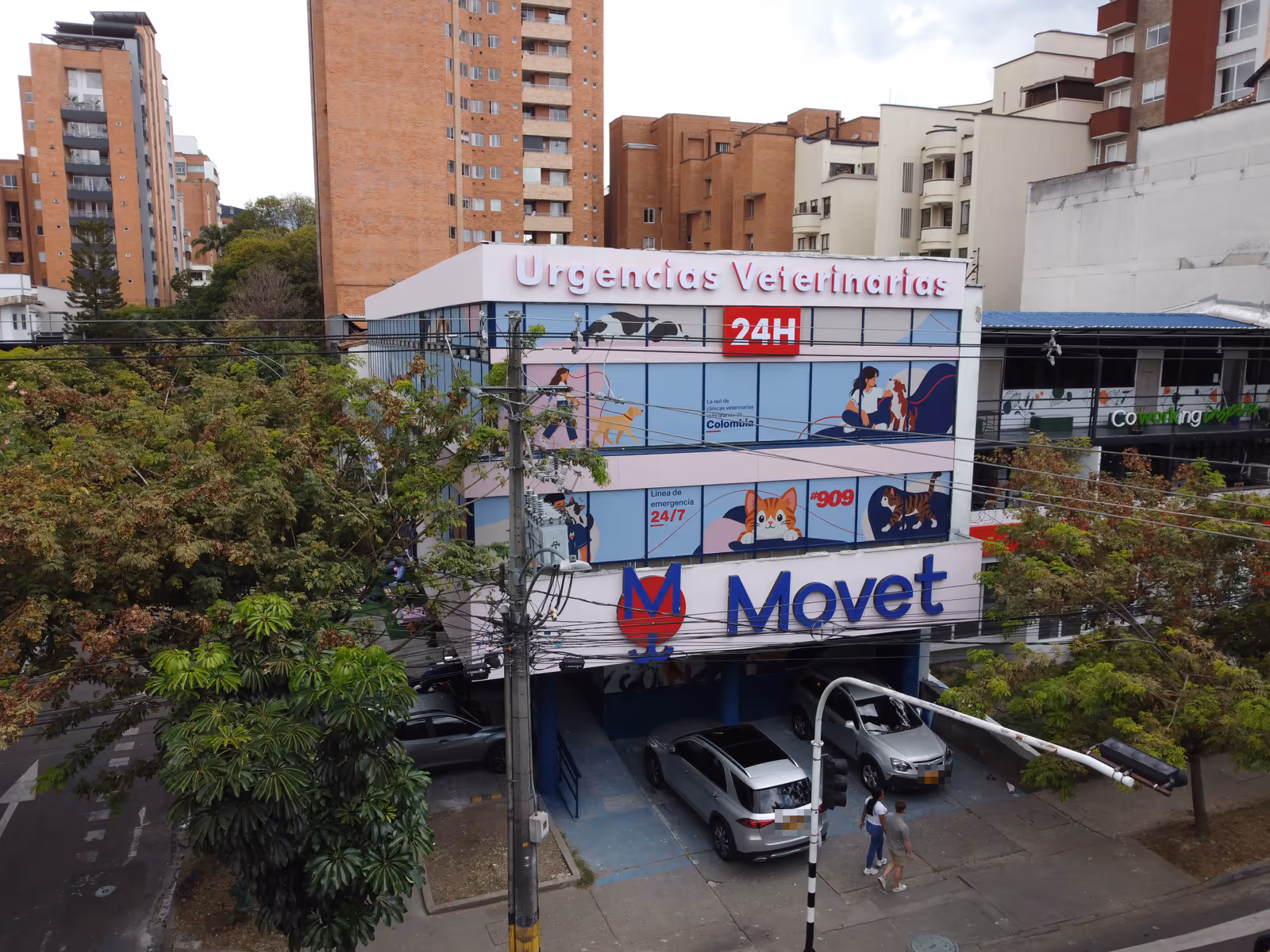 Fachada de la Clínica Veterinaria Movet Laureles en Medellín, con el aviso de urgencias veterinarias 24 horas