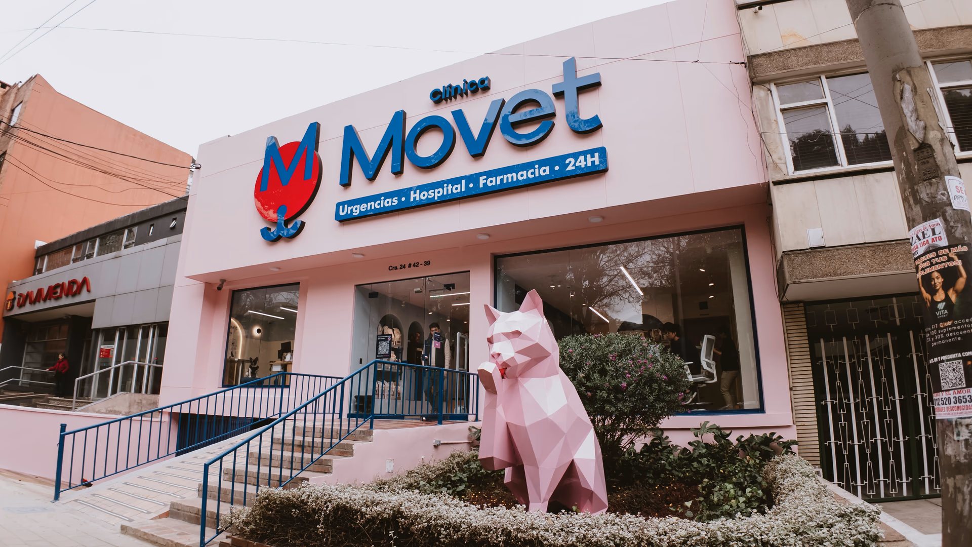 Fachada y entrada de Clínica Veterinaria Movet Parkway, sede Movet en Parkway, Bogotá